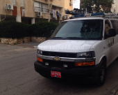 بالصور: الشرطة والوحدات الخاصة تداهم بيتاً وسط حي النزهة بمدينة يافا 